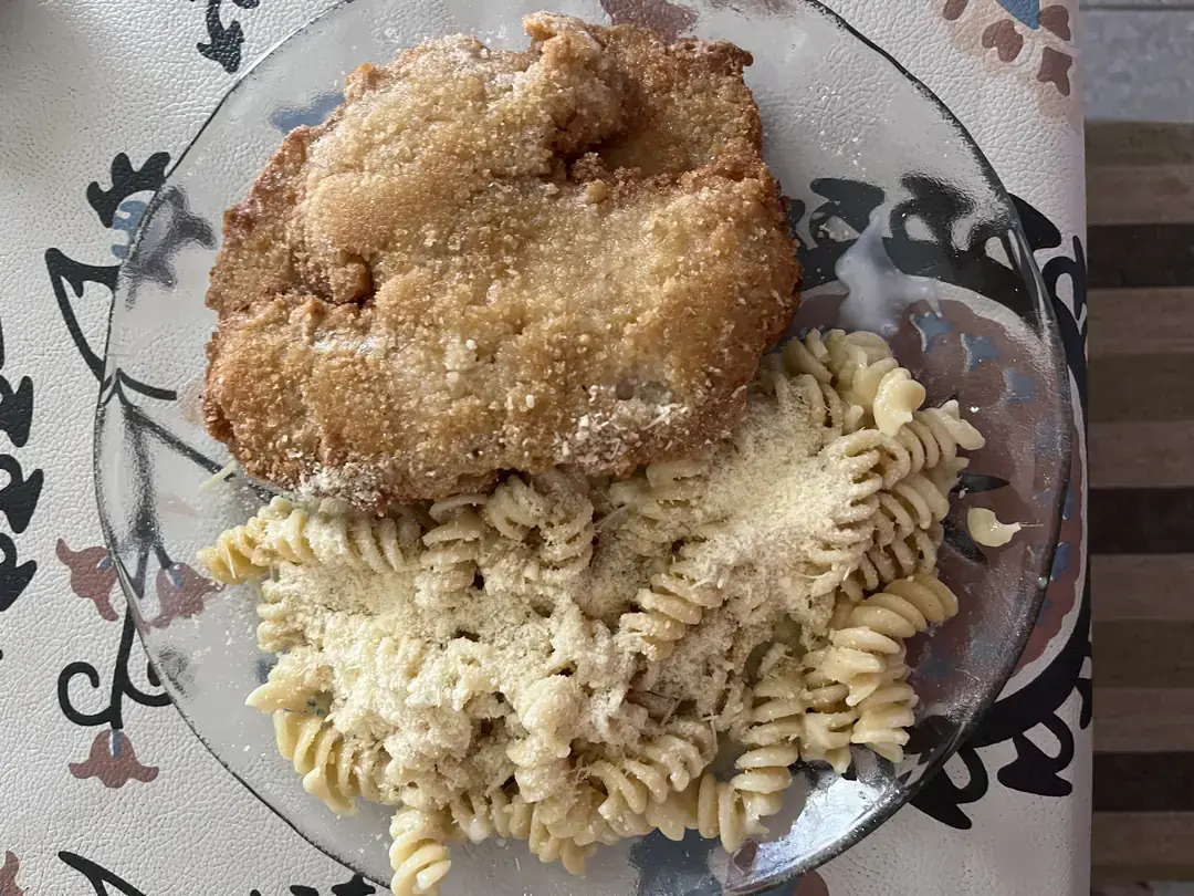Suprema de pollo con fideos