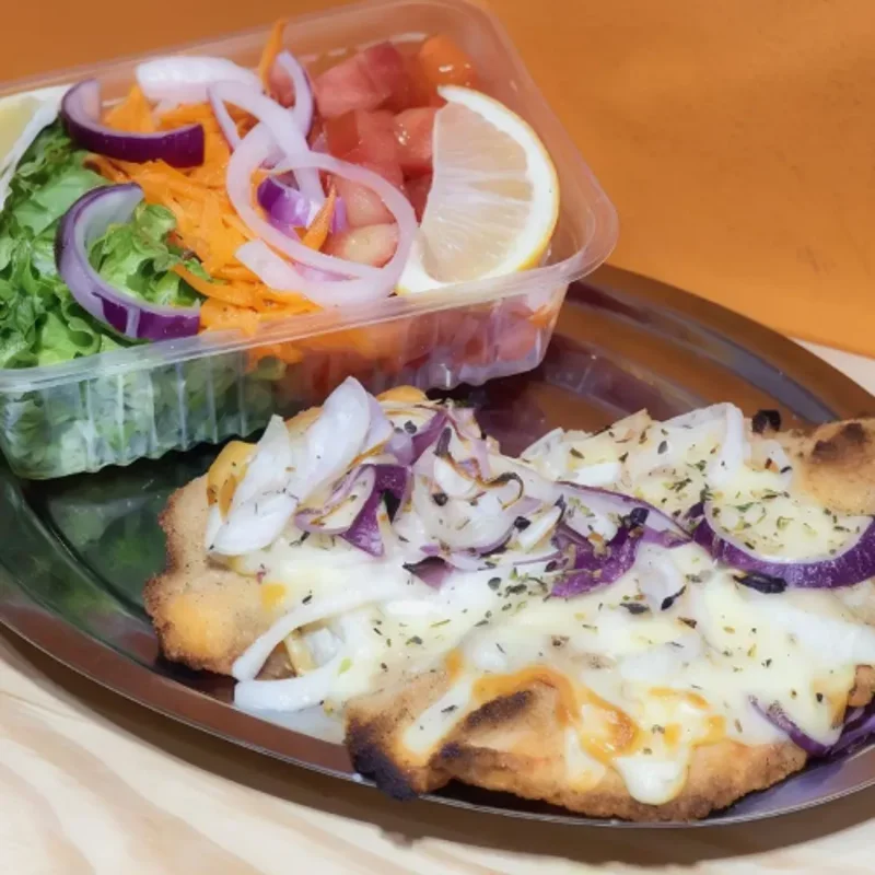 Milanesa de pollo a la fugazeta con guarnición